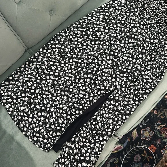 Abercrombie & Fitch Black and White Floral dress with slit size large - Picture 2 of 6